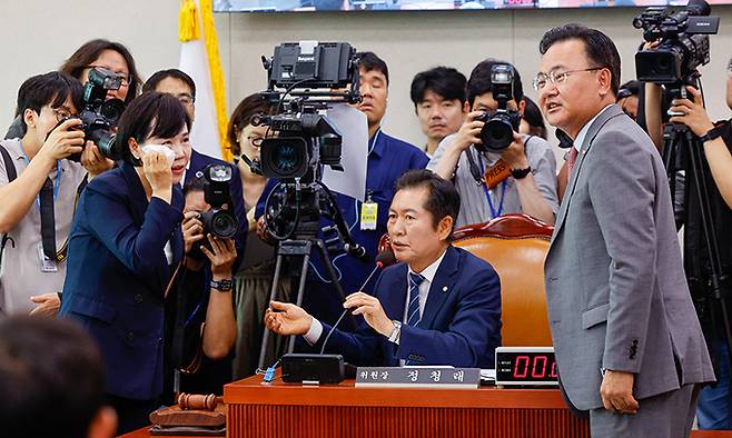 전현희 더불어민주당 의원이 19일 서울 여의도 국회 법제사법위원회에서 열린 '윤석열 대통령 탄핵소추안 즉각 발의 요청에 관한 청원 관련 1차 청문회'에서 정청래 위원장에게 오른쪽 뺨에 난 상처를 보여준 뒤 대화하고 있다. 오른쪽은 유상범 국민의힘 간사. 뉴스1