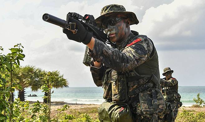 해병대 수색부대 장병들이 해안에서 정찰활동을 실시하고 있다. 세계일보 자료사진