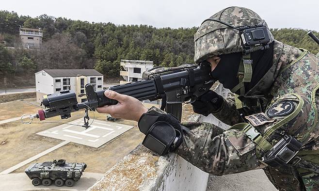 육군 9사단 장병이 시가지 훈련에서 소총을 조준하고 있다. 세계일보 자료사진
