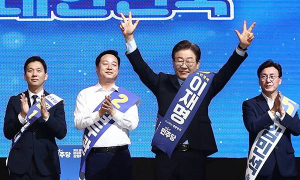 이재명 더불어민주당 당대표 후보가 21일 강원도 홍천군 홍천종합체육관에서 열린 제1회 전국당원대회 강원 지역 합동연설회에서 당원들을 향해 인사하고 있다. 이 후보는 이날 권리당원 득표율 90.02%를 기록했다. 이어 김두관 후보는 8.90%, 김지수 후보는 1.08%를 득표했다. 뉴스1