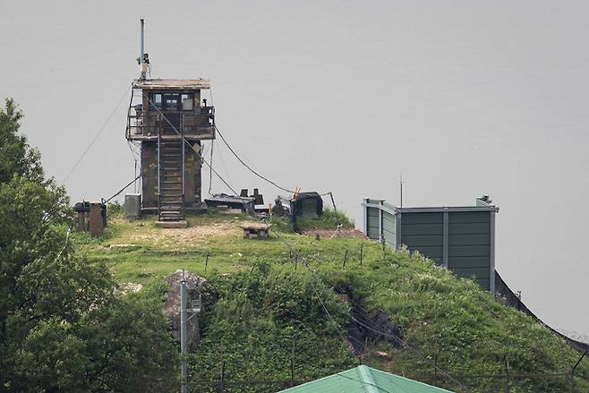 21일 북한의 대남 오물풍선 살포에 대응해 경기 파주시 접경지역 우리측 초소에 설치된 대북확성기를 통해 대북방송이 나오고 있다. 북한의 이날 오전 대남 오물풍선을 살포는 올해 들어 9번째다. 우리 군은 서부·중부·동부전선에 배치된 고정식 확성기를 릴레이식으로 돌아가며 제한적으로 방송하며 대응해오다 이번에 전방 지역 모든 확성기를 동시에 가동하는 방식으로 전환했다.   뉴스1