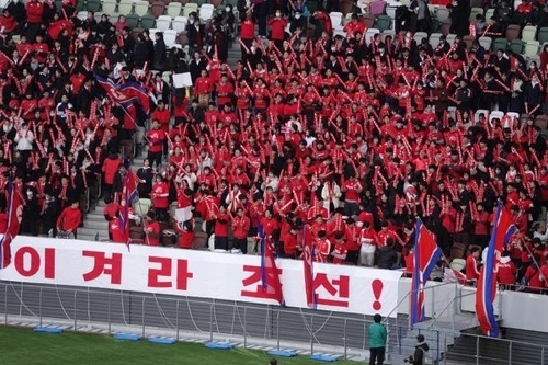 북한과 일본 여자축구 경기 전 단체응원하는 조총련 - 28일 오후 북한과 일본 여자축구 2024 파리 올림픽 최종예선 경기가 치러진 도쿄 국립경기장에서 조총련 계열 학생 등이 단체 응원을 하고 있다. 2024.2.28 연합뉴스