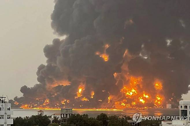 이스라엘, 예멘 보복 공습 (AFP=연합뉴스) 20일(현지시간) 오후 예멘 후티 반군이 통치하는 호데이다항의 정유시설이 이스라엘군의 공습을 받아 화재가 발생한 모습. 2024.7.21