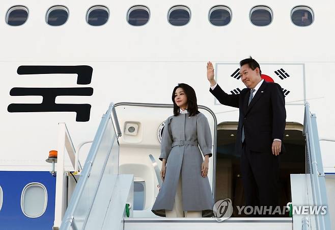 3개국 순방 마친 윤석열 대통령 (오타와=연합뉴스) 안정원 기자 = 윤석열 대통령과 김건희 여사가 영국ㆍ미국ㆍ캐나다 순방을 마치고 23일(현지시간) 캐나다 오타와 국제공항에서 공군 1호기에 올라 환송인사들에게 손을 들어 인사하고 있다. 2022.9.24 jeong@yna.co.kr