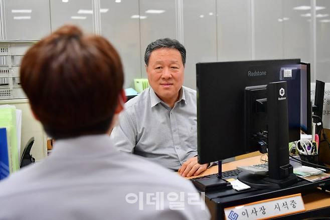 시석중 경기신보 이사장이 맞춤형 컨설팅 지원사업에 참여한 소상공인과 상담을 하고 있다.(사진=경기신용보증재단)