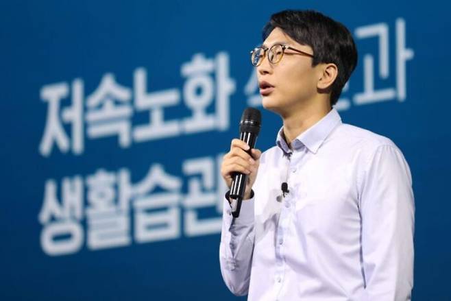 19일 코메디닷컴과 휴롬이 함께 개최한 '정희원의 저속노화 닥터콘서트'에서 정희원 서울아산병원 노년내과 교수가 '뇌와 근육을 지키고 만성질환을 예방하는 저속노화 식단과 생활습관'을 주제로 강연하고 있다. 사진=김현중 PD