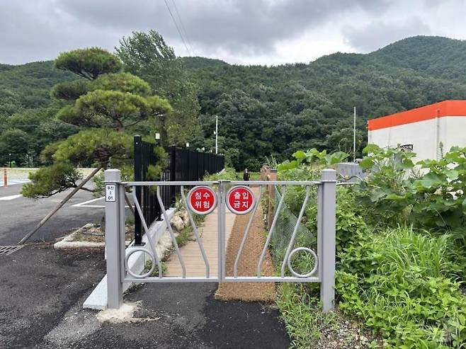 양산시가 회야강 주변 하천 산책로 입구에 설치한 진입 차단시설.(양산시 제공)