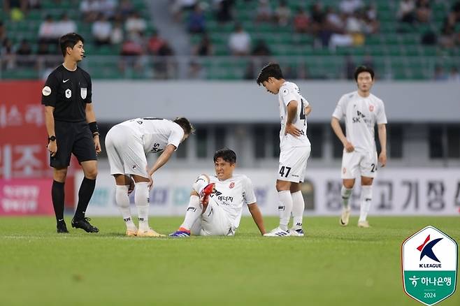 제주 구자철(가운데)이 20일 강원전에서 부상으로 그라운드에 앉아 있다. 사진 | 한국프로축구연맹