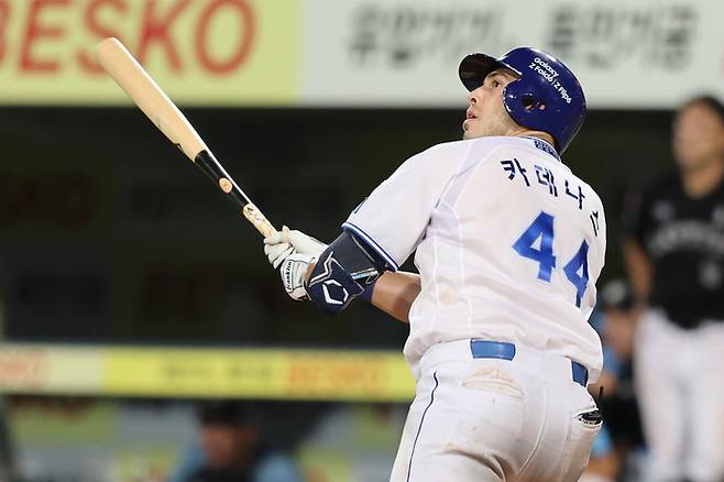 삼성 카데나스가 21일 대구삼성라이온즈파크에서 열린 2024 KBO리그 롯데전에서 9회말 역전 끝내기 투런 홈런을 때린 후 타구를 바라보고 있다. 사진 | 삼성 라이온즈