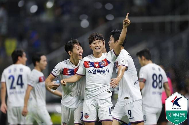 이승우(가운데)가 21일 인천전에서 득점한 뒤 환호하고 있다. 사진 | 한국프로축구연맹