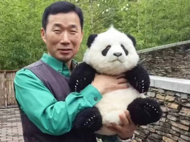중국 판다인형 전문 제조업체 판다팩토리에서 만든 ‘푸바오 6개월’ 인형을 안고 있는 강철원 사육사. [사진출처=판다팩토리 인스타그램]