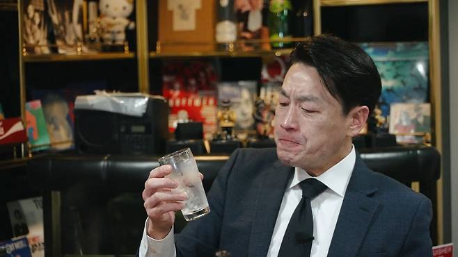 첫잔은 늘 맥주, 생맥주를 고집한다는 마츠다 부장은 "맥주는 꽝꽝 얼린 유리잔에 적당한 비율의 거품을 유지하며 마실 때 가장 맛있다"고 했다.  /출판사 '용감한 까치' 제공