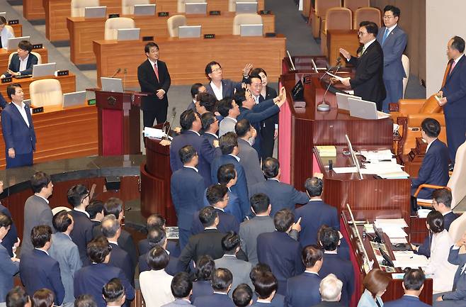 지난 4일 국회 본회의에서 해병대원 특검법안 처리를 둘러싼 무제한 토론(필리버스터)을 종결시키는 표결이 시작되자 국민의힘 의원들이 우원식 국회의장에게 항의하고 있다. /연합뉴스