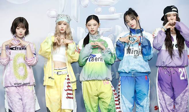 그룹 '뉴진스'의 멤버 하니(왼쪽부터), 다니엘, 해린, 민지, 혜인이 지난 21일 오후 인천광역시 중구 인스파이어 아레나에서 열린 ‘2024 SBS 가요대전 서머’ 블루카펫 행사에서 포즈를 취하고 있다. / 뉴스1