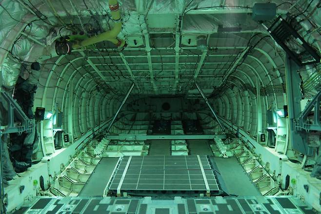 화물을 적재할 수 있는 'C-390' 후미의 문이 닫힌 모습./연선옥 기자