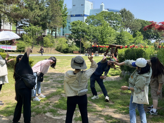 논산시가 운영 중인 숲 태교 교실이 임산부 및 산후 우울증 고위험 산모에게 큰 호응을 얻고 있다. 사진은 힐링숲교실, 도담도담나들이 진행 장면. 논산시 제공