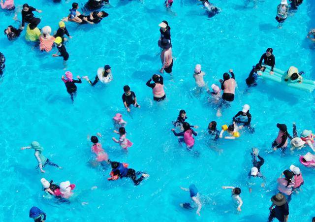 절기상 대서를 하루 앞둔 21일 경남 거창군 남상면 거창 창포원 물놀이장을 찾은 어린이들이 더위를 식히고 있다. 뉴스1