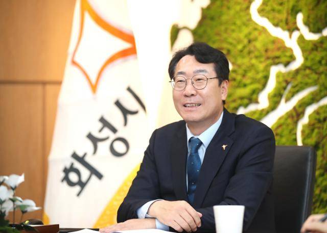 7일 시청 집무실에서 만난 정명근 화성시장은 “내년 1월 인구 100만 특례시 진입이 차질 없이 추진하고, 첨단산업을 키워 일자리가 넘쳐나는 도시로 만들겠다”고 밝혔다. 화성시 제공