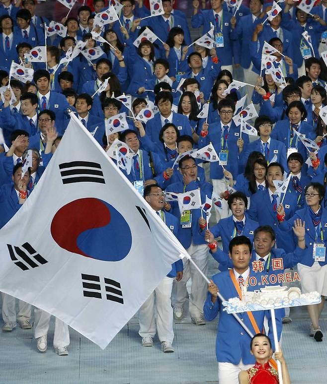 <yonhap photo-2662=""> <아시안게임> 태극기 들고 입장하는 윤경신 (광저우=연합뉴스) 이상학 기자 = 42억 아시아인들의 최대 스포츠 축제 '제16회 광저우 아시안게임' 개막식이 12일 오후 중국 광저우 주장(珠江) 하이신사(海心沙) 특설무대에서 열렸다. 한국 선수단 기수 윤경신이 이기흥 선수단장과 함께 입장하고 있다. 45국 선수와 임원 1만 4천454명이 참가해 역대 최대 규모인 이번 아시안 게임에서 한국은 41개 종목 1천13명의 선수단을 파견해 국가별 순위 4회 연속 종합 2위에 도전한다. 2010.11.12 leesh@yna.co.kr/2010-11-12 23:26:54/ <저작권자 ⓒ 1980-2010 ㈜연합뉴스. 무단 전재 재배포 금지.></yonhap>