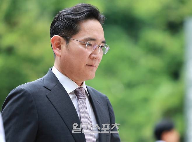 <yonhap photo-2224="">이재용 삼성전자 회장이 지난해 1심 공판에 출석하고 있다. 연합뉴스</yonhap>