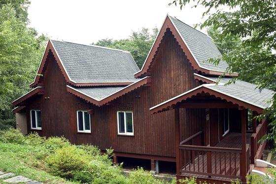 경기도 양주 아세안휴양림에 있는 우리나라 맞배지붕과 비슷한 구조인 말레이시아 페낭 지역의 붐붕판장(bumbung panjang) 양식을 딴 말레카 하우스.