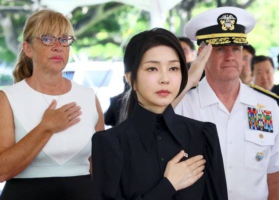 김건희 여사가 지난 8일(현지시간) 미국 하와이 국립 태평양 기념묘지에서 국기에 대한 경례를 하고 있다. 호놀룰루=김현동 기자