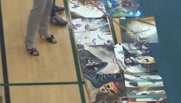 미대 입시 채점관이 막대기를 이용해 합격작과 불합격작을 분리하고 있다. 사진 출처=유튜브 캡처, 태드미술학원