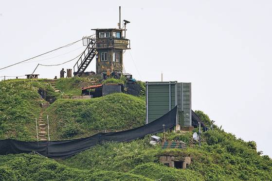 Loudspeaker broadcasts blare from a guard post on the South Korean side of the border near Paju, Gyeonggi, on Sunday. [NEWS1]
