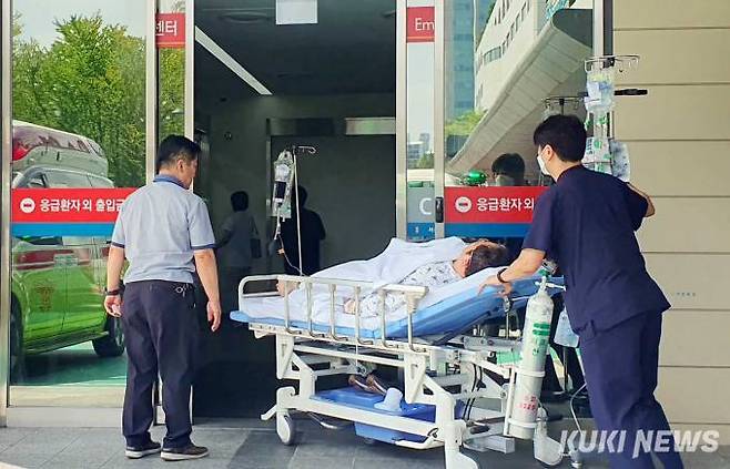 서울의 한 상급종합병원에서 의료진이 환자를 응급의료센터로 옮기고 있다. 사진=곽경근 대기자