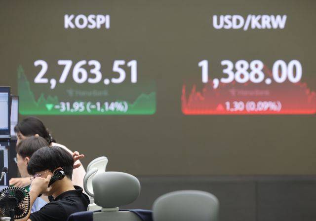 관계자들이 22일 서울 중구 하나은행 본점 딜링룸에서 업무를 보고 있다. 연합뉴스