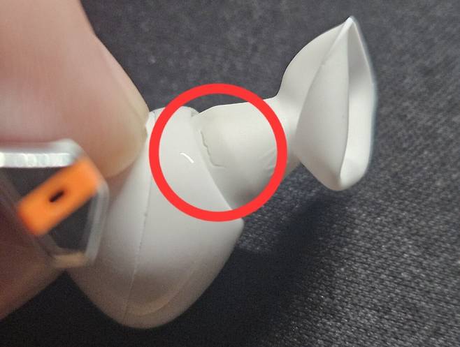 갤럭시 버즈 프로3의 이어팁이 찢어진 모습. [인터넷 커뮤니티 갈무리]