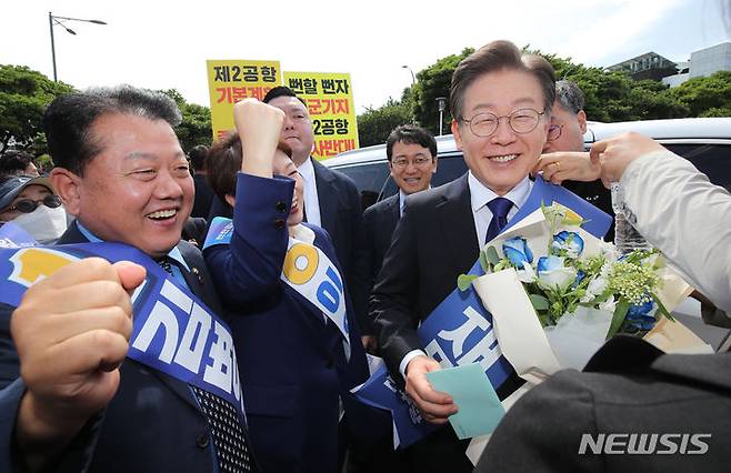[제주=뉴시스] 우장호 기자 = 이재명(오른쪽) 더불어민주당 당대표 후보가 20일 오전 제주한라체육관에서 열린 민주당 당대표 및 최고위원 선출을 위한 순회 합동연설회에 앞서 지지자들에게 인사하고 있다. 2024.07.20. woo1223@newsis.com