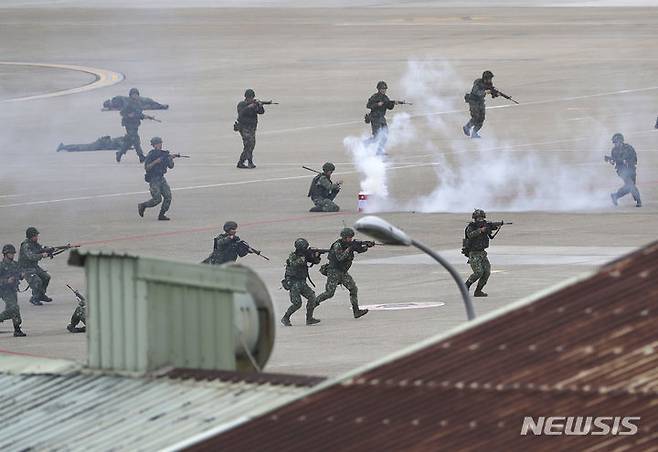 [타오위안=AP/뉴시스] ﻿﻿대만군이 중국군 침공에 대비한 연례 최대 훈련인 한광(漢光) 훈련을 22일 시작했다. 대만 중앙통신에 따르면 올해 한광 40호가 이날부터 오는 26일까지 닷새간 실시된다. 사진은 지난해 한광훈련에서 대만 군인들이 훈련 종목을 수행 중인 모습. 2024.07.22