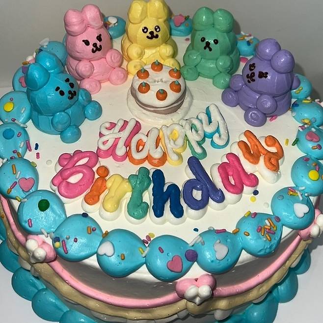 2주년 케이크. SNS 캡처