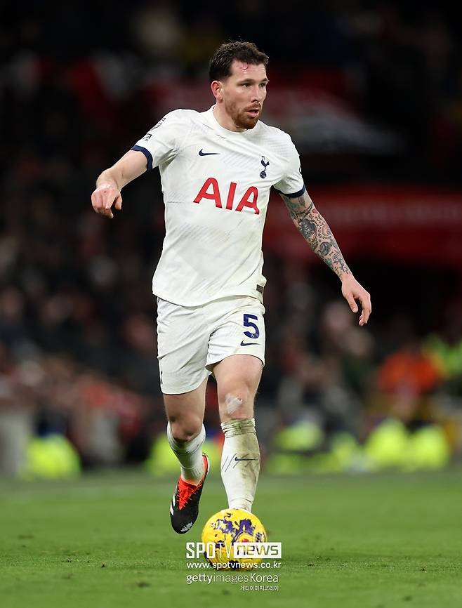 ▲ 토트넘에서 손흥민 절친인 피에르-에밀 호이비에르가 마르세유로 이적한다. 지난해 여름부터 이적설은 줄기차게 있었다. 아틀레티코 마드리드부터 세리에A 팀들까지 호이비에르를 원하는 팀들은 많았다. 호이비에르의 선택은 마르세유. 로베르토 데 제르비 감독과 대화가 결정적이었다. 토트넘은 주전에서 밀린 호이비에르를 팔고 최소한의 이적료를 챙겼다.