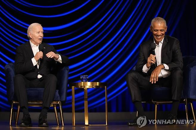 조 바이든 미국 대통령(오른쪽)과 버락 오바마 전 대통령 [AP 연합뉴스 자료사진. 재판매 및 DB 금지]