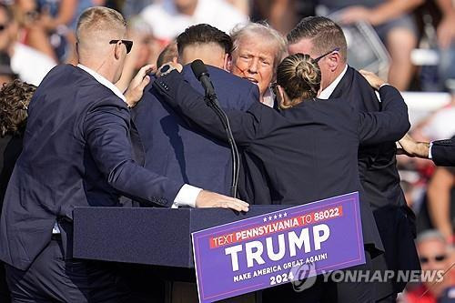 유세 도중 피격 당한 트럼프 전 미국 대통령 [AP 연합뉴스 자료사진. 재판매 및 DB금지]