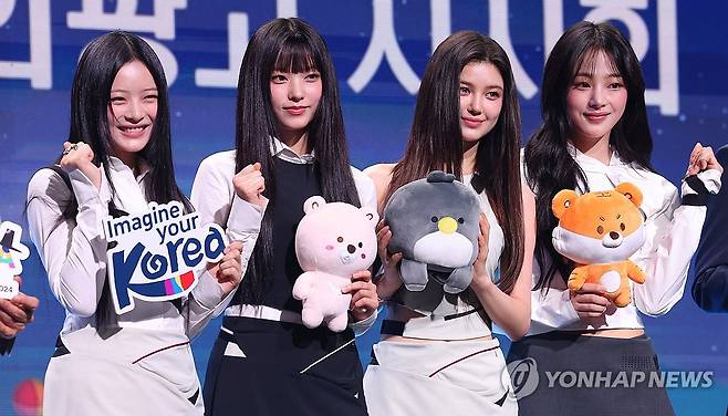 2024 한국관광 명예 홍보대사 위촉식서 기념 촬영하는 뉴진스 (서울=연합뉴스) 강민지 기자 = 그룹 뉴진스 멤버 하니(왼쪽부터), 해린, 다니엘, 민지가 11일 오전 서울 용산구 그랜드하얏트 호텔에서 2024 한국관광 명예 홍보대사로 위촉된 후 인형을 들고 기념 촬영하고 있다. 2024.7.11 [공동취재] mjkang@yna.co.kr