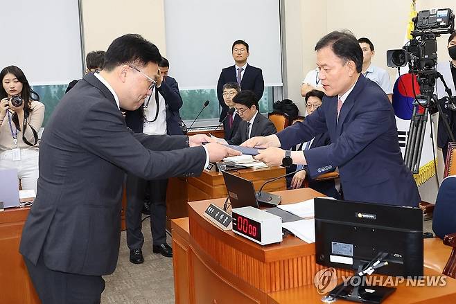 선서문 전달하는 김병환 금융위원장 후보자 (서울=연합뉴스) 김주성 기자 = 김병환 금융위원장 후보자가 22일 오전 서울 여의도 국회 정무위원회에서 열린 인사청문회에서 선서문을 윤한홍 위원장에게 전달하고 있다. 2024.7.22 utzza@yna.co.kr