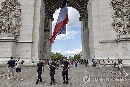 파리 개선문 앞을 순찰하는 경찰들 [로이터 연합뉴스 자료사진. 재판매 및 DB 금지]