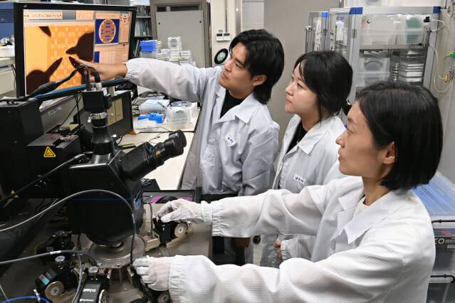 ETRI 연구진이 p형 반도체 소자의 현미경 이미지를 보면서 전기적 특성을 측정했다.(사진=ETRI)