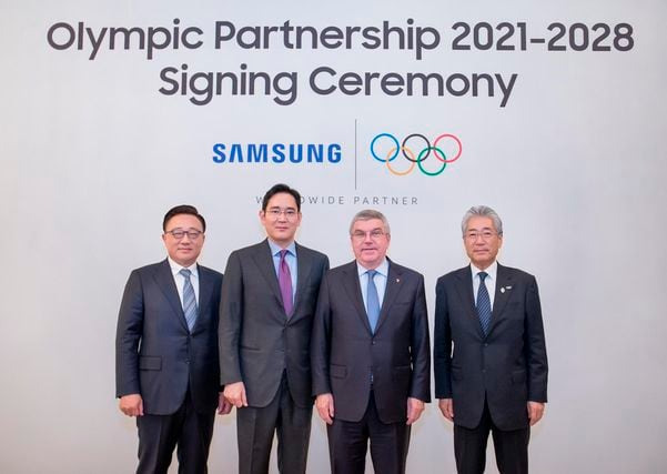 이재용 삼성전자 회장(왼쪽에서 두 번째)이 지난 2020년 토마스 바흐 IOC 위원장 등과 함께 2028년 LA 올림픽까지 삼성전자의 공식후원을 연장하는 계약을 마친 후 기념 촬영을 하고 있다. /삼성전자