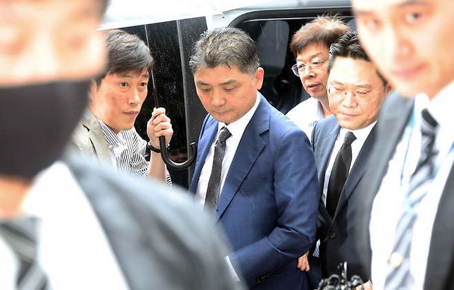 SM엔터테인먼트 시세조종 혐의를 받는 카카오 창업자겸 최대주주인 김범수 경영쇄신위원장이 지난 22일 오후 서울 양천구 서울남부지방법원에서 열리는 구속 전 피의자 심문(영장실질심사)에 출석하고 있다. ⓒ뉴시스