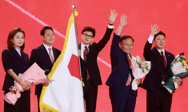 한동훈 국민의힘 신임 대표와 최고위원들이 23일 오후 경기 고양시 일산서구 킨텍스에서 열린 제4차 전당대회에서 기념촬영을 하고 있다. 

왼쪽부터 인요한, 김민전, 장동혁 최고위원, 한 대표, 김재원, 진종오 최고위원. 2024.7.23 뉴스1