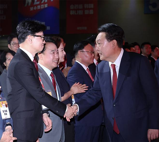 윤석열 대통령이 23일 경기 고양시 일산 킨텍스에서 열린 국민의힘 제4차 전당대회에 입장하며 한동훈 당대표 후보자와 인사하고 있다. 뉴시스