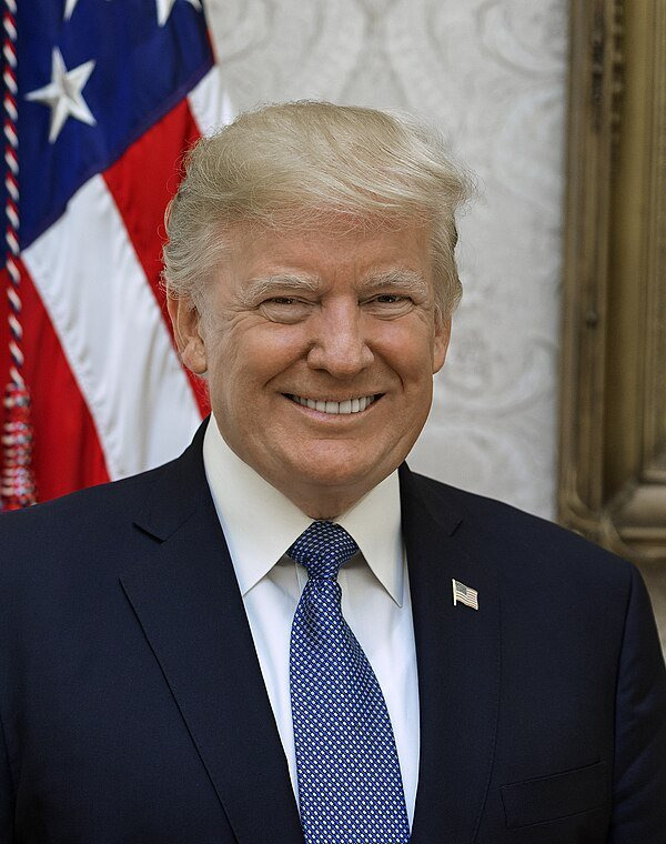 Donald_Trump_official_portrait.jpg 트럼프 바이든 나이 체감