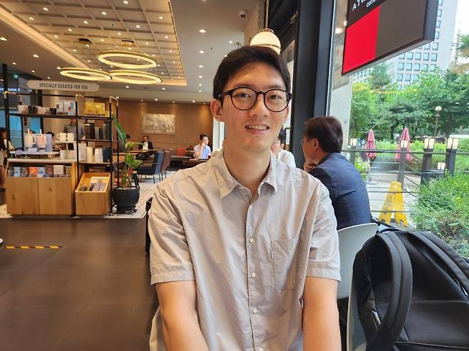지난 17일 서울 마포구 한 카페에서 만난 전우원씨가 마약을 끊는 과정에 대해 말하고 있다. 사진=김동규 기자