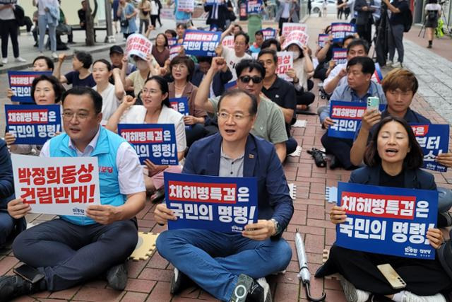 대구민주당과 대구진보당 등이 18일 중구 동성로 CGV한일 앞에서 박정희 동상 건립 반대 시민대회를 하고 있다. 대구=뉴시스