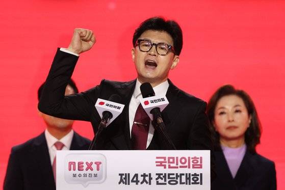 한동훈 국민의힘 신임 당대표가 23일 경기 고양 킨텍스에서 열린 제4차 국민의힘 전당대회에서 당대표로 선출된 뒤 수락연설을 하고 있다. 뉴시스