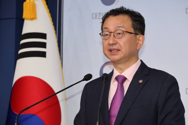 ▲ 국민권익위원회 정승윤 부위원장이 23일 서울 종로구 정부서울청사 별관에서 청탁금지법상 음식물 가액 범위 상향 및 야당 대표의 응급의료헬기 이용 관련 신고 사건과 관련한 브리핑을 하고 있다. 연합뉴스